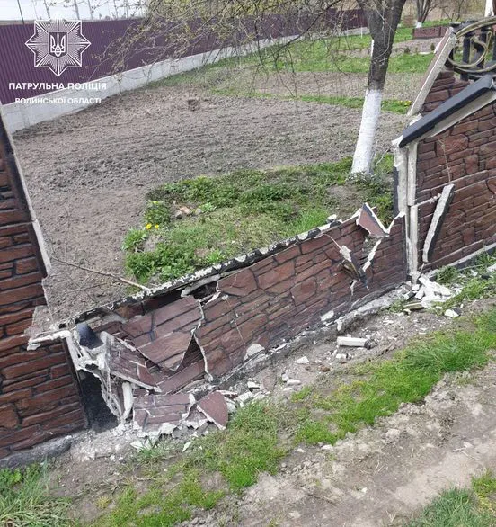 У Ковелі п’яний водій «фольксвагена» з причепом влетів у сусідський паркан (фото, відео)