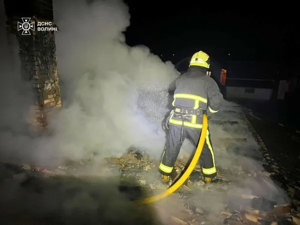 У Луцькому районі через несправність пічного опалення загорілася господарська будівля (фото)