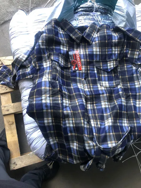 У Луцьку затримали партію сорочок і светрів майже на мільйон гривень (фото, відео)