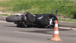 У Луцьку збили водійку мотоцикла: її госпіталізували, а винуватець ДТП втік (відео)