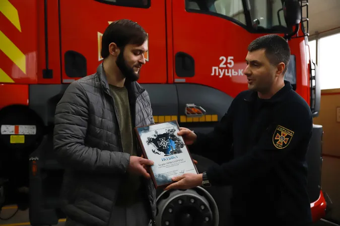 Рятувальники відзначили лучанина, який виніс з пожежі сусіда (фото)