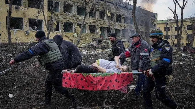 Одна з вагітних, яку рятували з пологового у Маріуполі, померла з дитиною