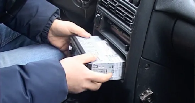 У Луцькому районі підліток поцупив магнітолу з автівки
