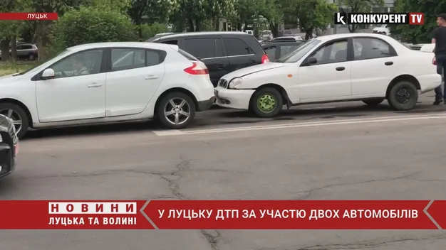 У Луцьку на Київському майдані зіткнулись Renault та Daewoo Lanos (відео)