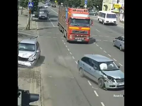 Показали момент зіткнення Mercedes і Skoda у Луцьку (відео)
