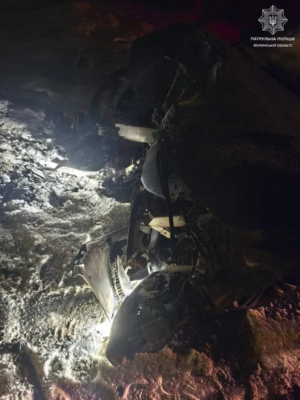 Влетів у бетонну огорожу: у Луцьку п'яний водій на BMW вчинив нічну ДТП (фото)