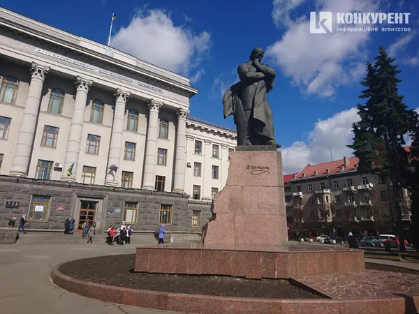 Луцьк чистять від дивних написів (фото)