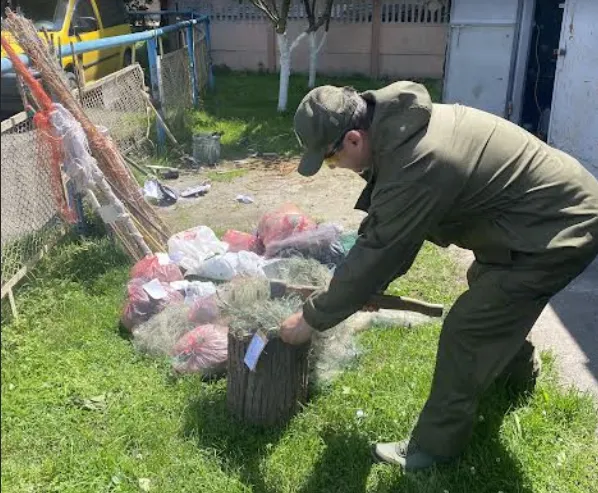 Сітки, «екрани», «ятері», «косинки»: на Волині знищили браконьєрське спорядження (фото)