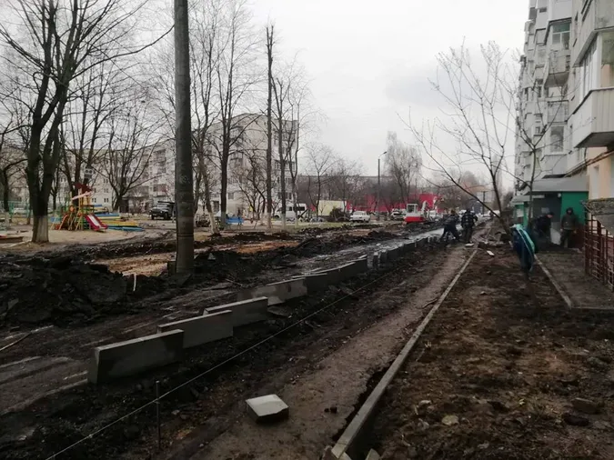 На Молоді та Соборності в Луцьку почали ремонтувати двори (фото)