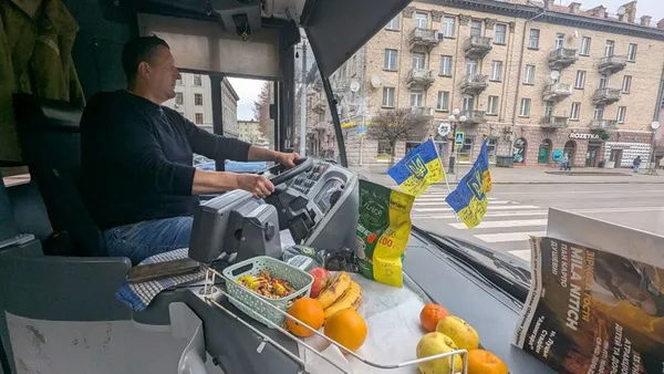 Водій Валерій пригощає пасажирів фруктами, горіхами та цукерками, Луцьк, 5 грудня 2025 року