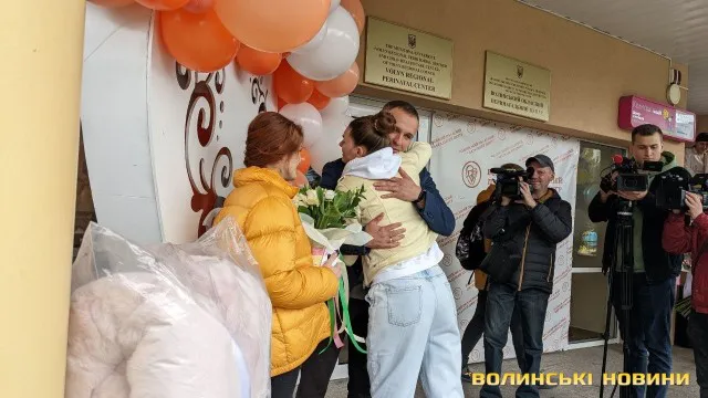 Військового медика Мар'яну Мамонову з донею виписали з пологового у Луцьку (фото, відео)