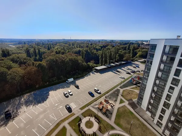 У Луцьку нанесли креативну розмітку на паркінгу нестандартної форми (фото, відео)