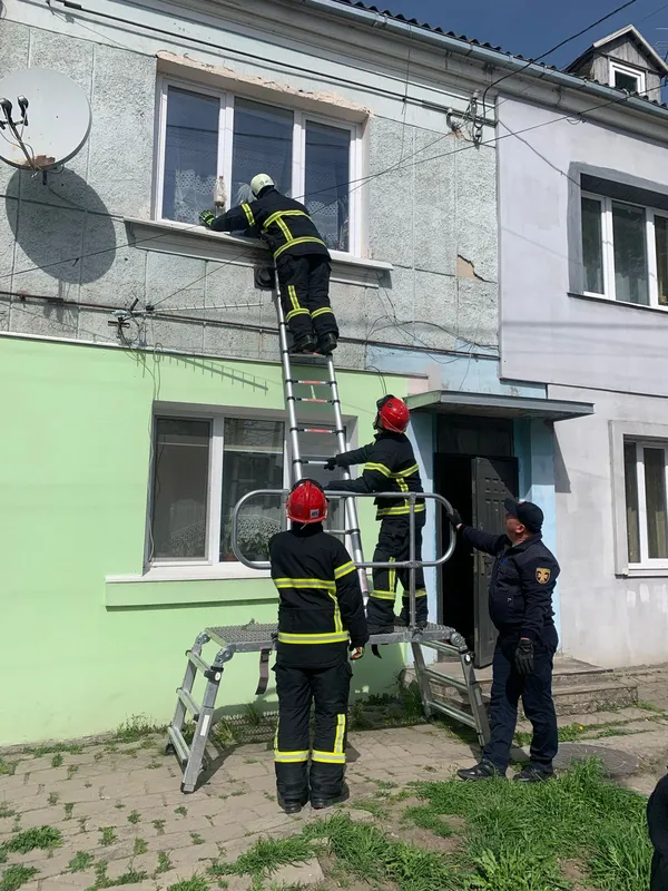 Жінка лежала на підлозі: у Луцьку через вікно відчиняли квартиру пенсіонерки (фото)