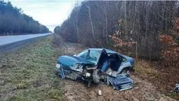 Авто відкинуло в кювет: під Луцьком зіткнулися Opel та Volkswagen (фото)
