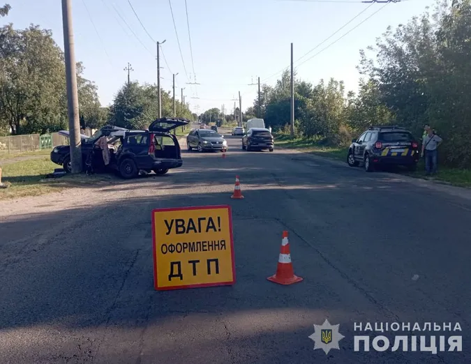 Занесло: під Луцьком Volvo зіткнулося з електроопорою (фото)