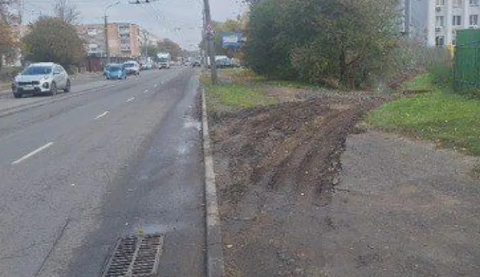 У Луцьку вантажна техніка з будівництва зруйнувала тротуар (фото)