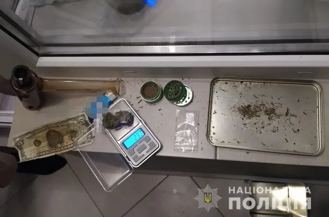 Збував канабіс «з рук у руки»: у Луцьку затримали 27-річного наркоторговця (фото, відео)