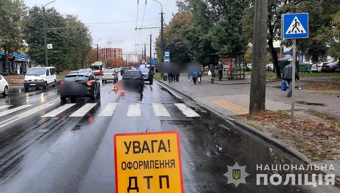 Дві ДТП на переході: у Луцьку авто збило неповнолітню, а в Нововолинську – пенсіонера (фото)
