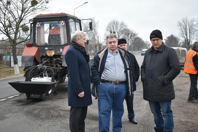 На Волині випробовують нову техніку для ремонту доріг (фото)