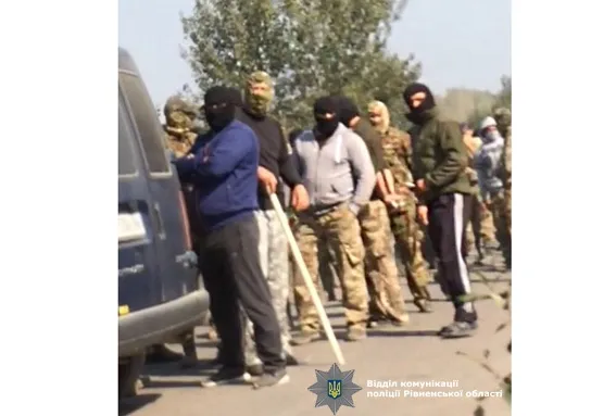 Заворушення на Рівненщині: сотні буршинокопачів напали на поліцію