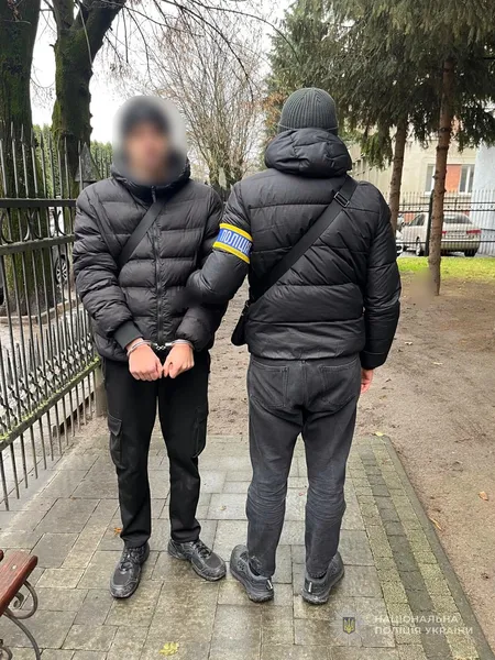 На Волині затримали чоловіка, який розкидав закладки та надсилав психотропи поштою