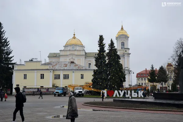 Головні ялинки Луцька прикрашають кулями (фото)