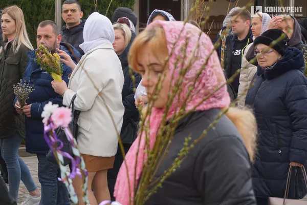 Вербна неділя: тисячі лучан у центрі міста «б'ють» і вітають один одного (фото, відео)