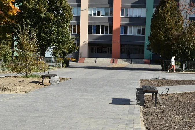 У Луцьку завершують облаштування скверу на Кравчука (фото, відео)