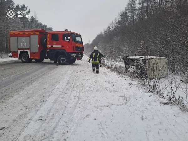 У Луцькому районі вантажний бус злетів із дороги й перекинувся (фото)