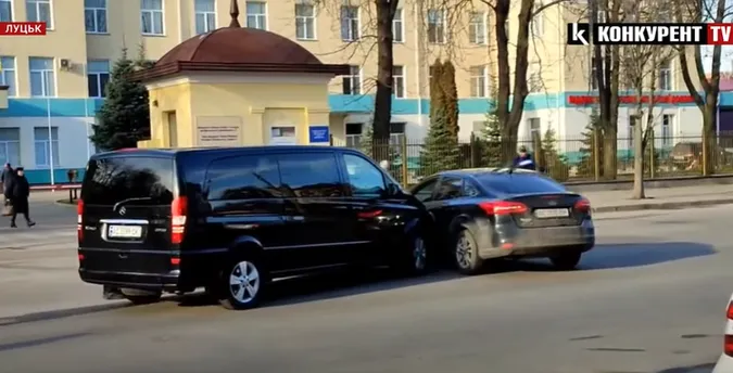 У Луцьку легковик «підставився» під бус на світлофорі (відео)