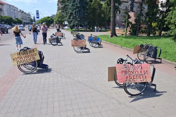 Інсталяція з крісел колісних у центрі Луцька: акція про недоступність міста (фото)