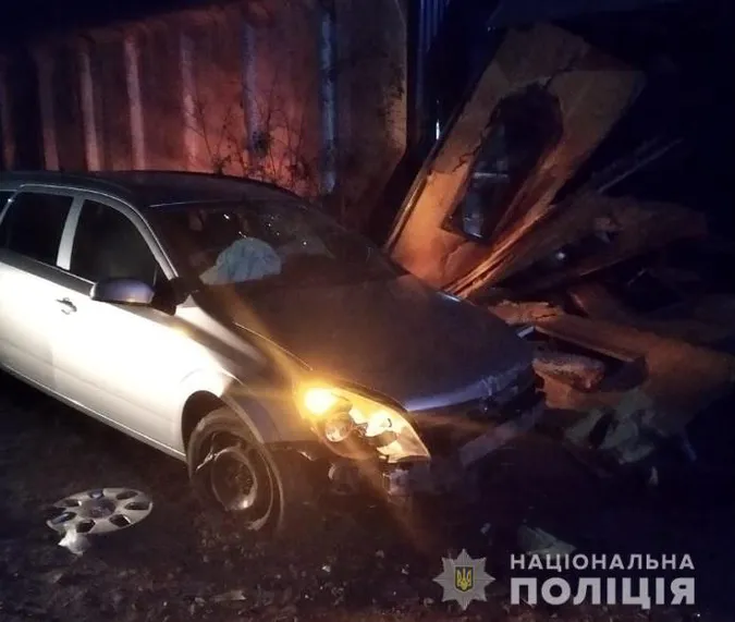У Ковелі п'яний водій на «опелі» розтрощив сторожову будку (фотофакт)