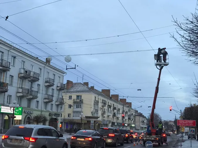 У центрі Луцька монтують святкову ілюмінацію (фото)
