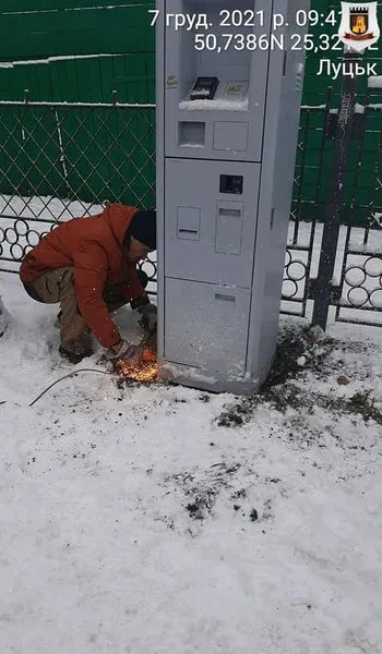 У Луцьку забрали паркомат із площі перед замком Любарта (фото)