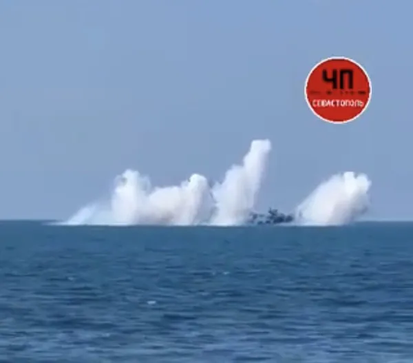 У Севастопольську бухту зайшов обсмалений російський військовий корабель (фото, відео)