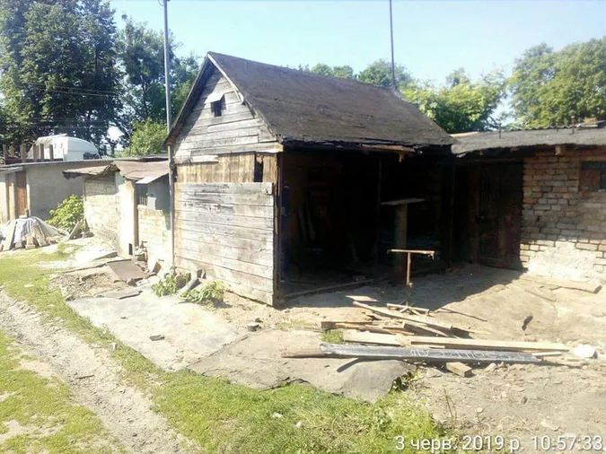 Лучани наносять на сараї штукатурку, аби уникнути демонтажів (фото)