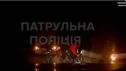 Майже як на Формулі-1: на Волині патрульні допомогли водію замінити колесо (відео)