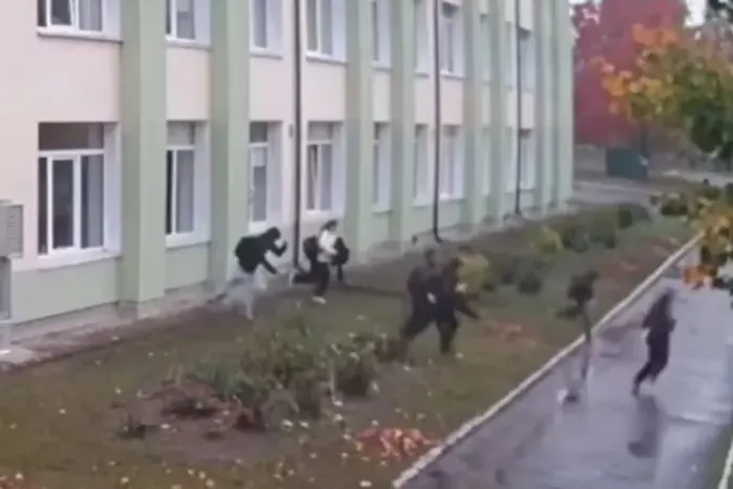На Рівненщині діти втікали з вікна школи під час тривоги (відео)