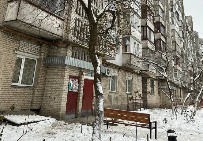Крадуть і справляють природні потреби: в під'їзді луцької багатоповерхівки «оселилися» безхатьки (фото)