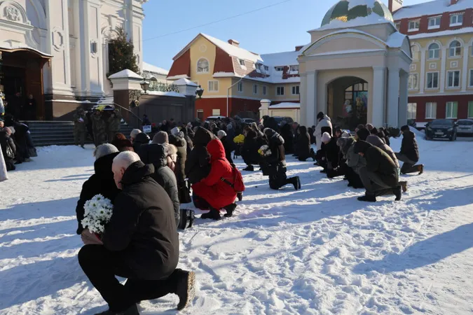 Луцьк навколішки попрощався з загиблим на Харківщині захисником Іваном Прокопцем