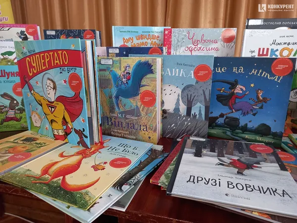 У обласну юнацьку бібліотеку у Луцьку завезли нові книжки: що тут є (фото)
