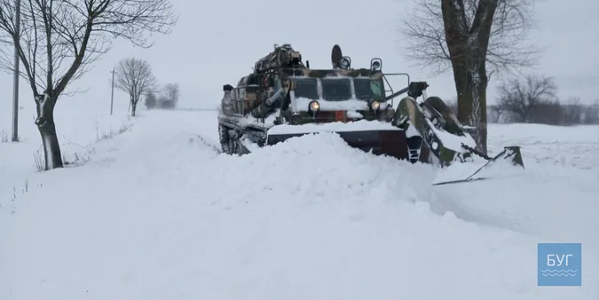 На Волині дорогу від снігу розчищає військова техніка (фото)