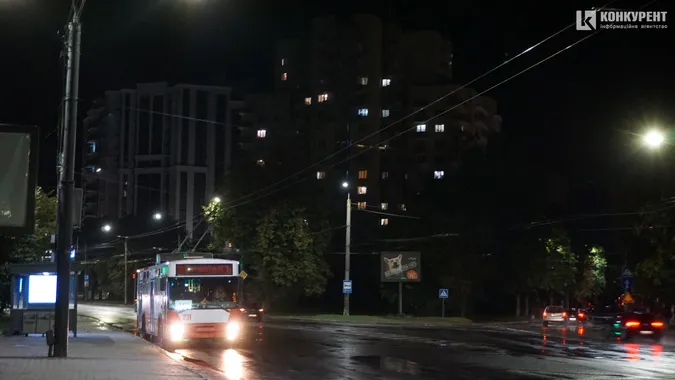 Калюжі, машини і світлофори: Луцьк після дощу (фото)