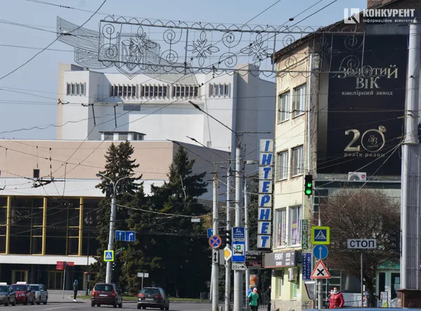 Карантинна весна у Луцьку: маски, черги і малолюдні вулиці (ФОТО)