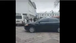 Хет-трик: в центрі Луцька третє авто наїхало на обмежувач (відео)