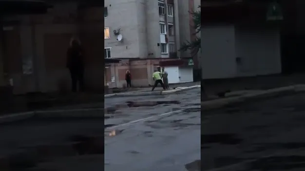 «Кулак люті»: волиняни влаштували епічну бійку біля магазину (відео 18+)