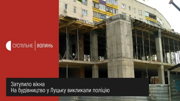 Новий торгово-офісний центр на Молоді в Луцьку затулив вікна житлового будинку (фото, відео)