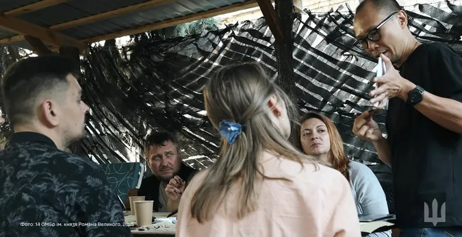 Творчий підхід до відпочинку: Князівські воїни опановують східну каліграфію (фото)