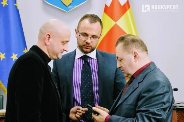 Після смерті Миколи Романюка голова фракції «Солідарність» Євгеній Ткачук приймає позицію «укропівської»  опозиції  - усунути Вусенко з посади секретаря. Цю позицію підтримує і Григорій Пустовіт