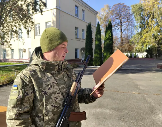 І контрактники, і мобілізовані: у Луцьку прикордонники склали присягу (фото)